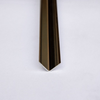 Равносторонний алюминиевый угол 3030 полированный 2.7 метра